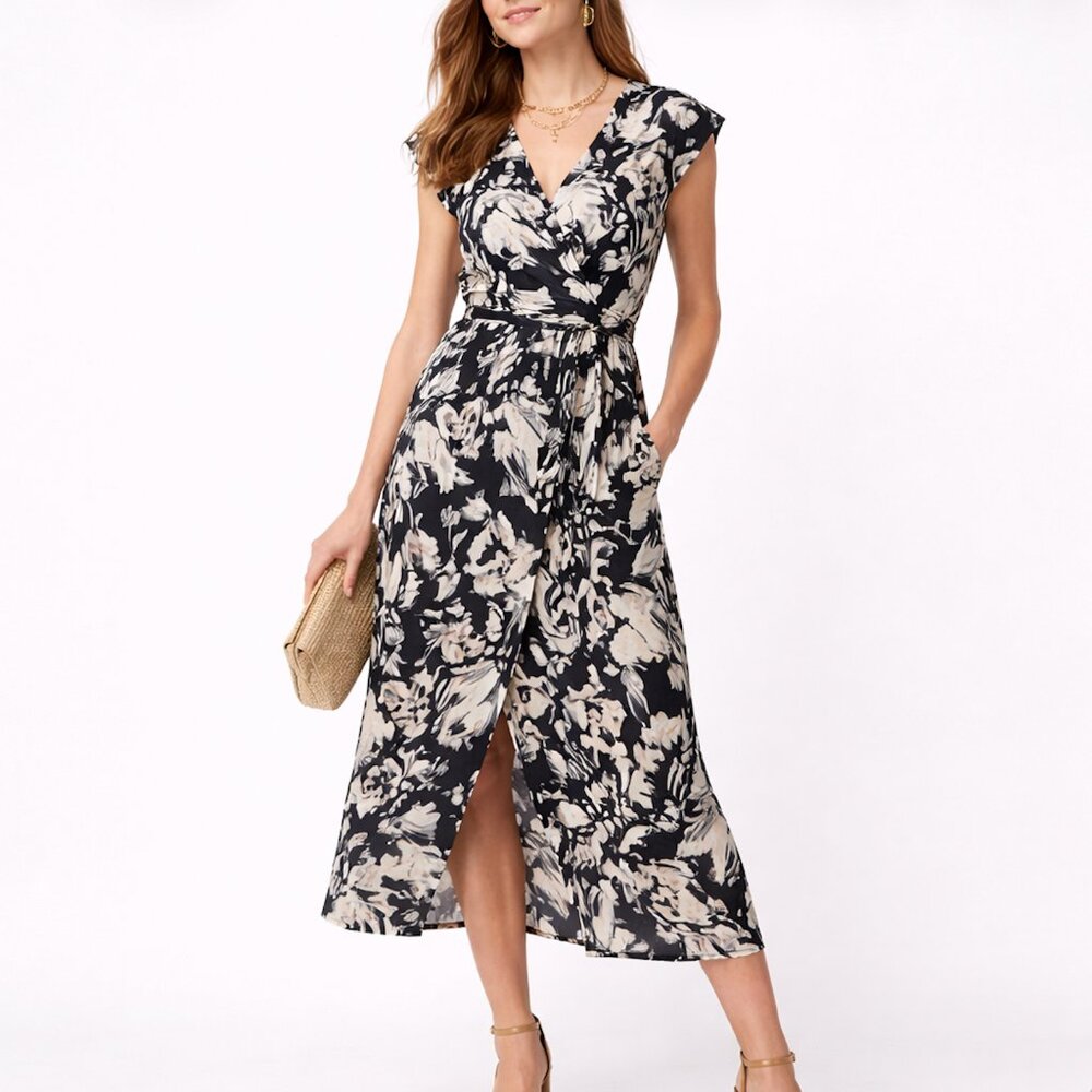 EVEREVE Winona Sleeveless V-Neck Flowy Black Ivory Floral Dress Tie Belt Slit